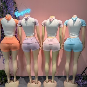Set Olahraga Santai 2026 Dua Potong untuk Wanita, Pakaian Musim Panas, Atasan Crop dan Celana Pendek, Termasuk Ikat Rambut - Product Image 2