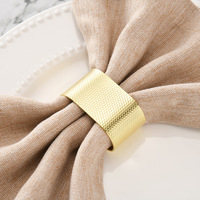 Nouveau rond de serviette en métal à ouverture en forme de C à large face en or mat de luxe léger pour le réglage de la table d'hôtel