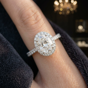 Anillo de Compromiso Solitario con Halo de Moissanita de Corte Ovalado y Engaste de Plata de Ley 925 con Baño de Oro para Mujer - Product Image 1