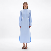 Robe chemise décontractée pour femme, bleu clair, col montant, manches longues, plissée devant, longueur midi avec fentes latérales