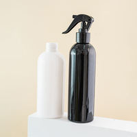 Flacon pulvérisateur à gâchette en plastique noir et blanc moderne, lisse et brillant, rechargeable, pour la maison, les soins personnels et les voyages