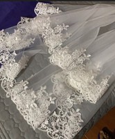 Élégant Voile de Mariée Court Blanc à Deux Couches en Dentelle avec Peigne pour Fêtes de Mariage Féminines