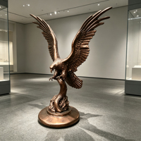 Sculpture en bronze coulée à la main, style animal majestueux, taille personnalisée, ornement paysager pour campus d'entreprise, statue d'aigle en vol
