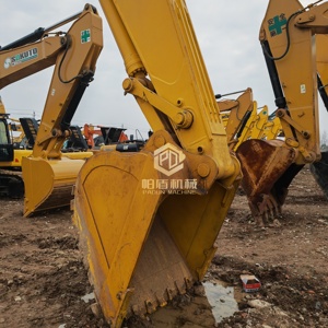 Excavadora hidráulica de cadenas Komatsu PC450 usada, una excavadora grande de 45 toneladas utilizada para minería, construcción y movimiento de tierras. - Product Image 3