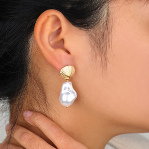 Pendientes de Perlas Irregulares de Estilo Barroco |   Pendientes de Lujo con Baño de Oro PVD de 18K para Mujer |   Impermeable, Hipoalergénico y Duradero - Product Image 3