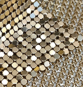 Tissu en maille métallique dorée à sequins - Tissu en maille métallique flexible pour rideaux, nappes et vêtements de mode - Product Image 4