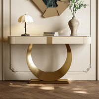 Table d'entrée haut de gamme de luxe moderne avec rangement en ardoise de couloir de porte accessible au mur pour le salon