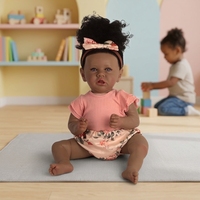 Poupée Bébé Reborn Réaliste Noire de 55,88 cm (22 po) avec Corps Entier en Vinyle, Corps en Tissu Léger et Pondéré, Tenue Florale Rose, Jouet de Collection pour Fille