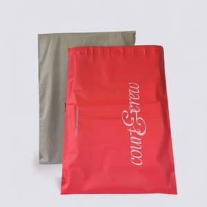 Sacs d'expédition personnalisés en polymailers noirs mats UV, sacs express rouges, emballage personnalisé pour vêtements - Product Image 6