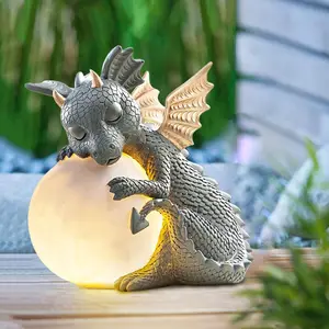 Küçük ejderha süs Hug lamba sevimli reçine süsler ejderha heykeli reçine dekorasyon masa Dragon Ballz heykeli