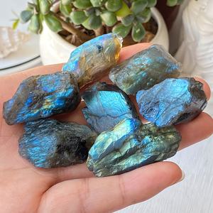 Cristal de labradorite arc-en-ciel brut en gros, pierre naturelle vibrante, couleurs vertes, bleues et jaunes accrocheuses, cadeau unique pour la décoration de la maison - Product Image 2