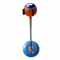Barrière de contrôle de foule robuste avec poteau à boule argentée et sangle rétractable pour la gestion des files d'attente à l'aéroport et au bancaire