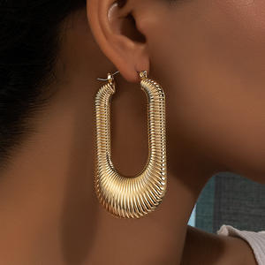 Pendientes de anillo de oreja grande con temperamento de personalidad de oro de 18 quilates de acero inoxidable Retro de estilo de Hong Kong, pendientes rectangulares ligeros de lujo - Product Image 3