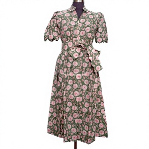 Robe midi éco-responsable en coton pour femme Kangura, coupe trapèze, motif floral moderne, col en V, manches courtes, respirante, avec boutons décoratifs, idéale pour le bureau - Product Image 1