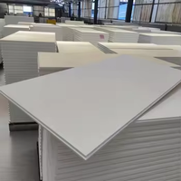 Plaques de plafond Microlook avec isolation thermique pour un confort toute l'année dans les bureaux et les écoles