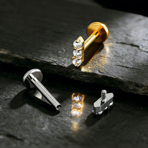 Pendiente de titanio ASTM F136 con triple circonita cúbica en forma de <span class=keywords><strong>flecha</strong></span>, joyería clásica para piercing de cartílago, hélice, <span class=keywords><strong>tragus</strong></span> y lóbulo para mujeres y hombres - Product Image 2