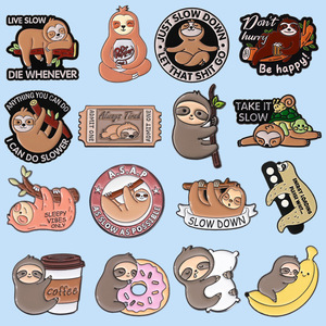 Set de Broches y Pin para Cuello con Diseño de Perezoso Animal Adorable, Fundición Metálica Grabada y Bañada en Oro, Serie Marca Girasol Modelo SK-255 - Product Image 3
