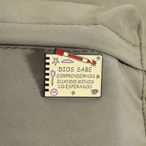 Épingles en émail avec verset biblique espagnol « Tu es là où Dieu veut que tu sois », broche de foi, badge de revers, vente en gros - Product Image 3
