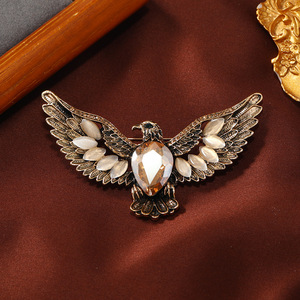 Broche de Strass com Águia em Asas Deslizantes, Banhado a Ouro Antigo, Estilo Vintage, Robusto e Marcante, para Eventos Noturnos e Galas - Product Image 3
