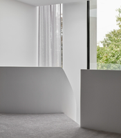 VIKO Intérieur de haute qualité Vente à chaud Utilisation en intérieur Style blanc pur Bande de roulement en bois Escaliers incurvés Escalier en colimaçon