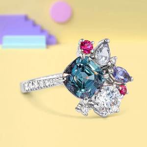 Anello da Cocktail Q518 con Fiore in Oro Bianco, Moissanite Taglio Brillante Rotondo, Montatura a Griffe, Anello di Fidanzamento da Donna - Product Image 6