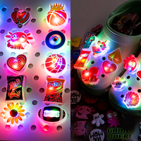 Accessoires de chaussures LED en gros : Breloques 3D lumineuses, amusantes, à l'effigie de fleurs, animaux et aliments, qui brillent dans le noir, pour la décoration de chaussures.