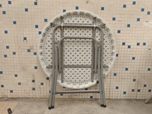 Açık HDPE Bistro Bar kokteyl masası 2.6ft küçük yuvarlak katlanır yemek için plastik yemek için dış mekan mobilyası