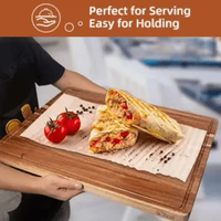 Groot rechthoekig houten snijplank van natuurlijk hout, geschikt voor eten, serveren en charcuterie.