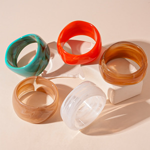 Geometrik daire tasarım renkli boyama kadın geniş büyük moda gri akrilik Lucite bilezik bilezik - Product Image 2