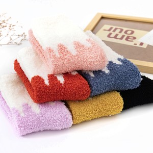 Chaussettes d'<span class=keywords><strong>hiver</strong></span> en laine imprimées de neige pour femmes et filles Chaussettes en peluche décontractées pour un usage quotidien - Product Image 2