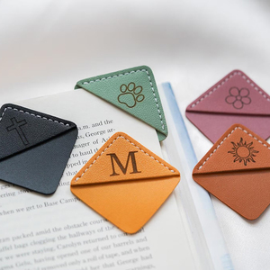 ที่คั่นหนังสือรูปสี่เหลี่ยมมุมโค้งแบบกำหนดเองได้ ทำจากหนังเทียม สามารถสลักชื่อหรือข้อความได้ เป็นของขวัญส่วนตัว - Product Image 6