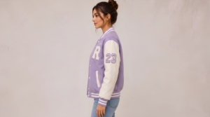 Chaqueta Varsity Lila con Letra R Bordada en Blanco para Mujer, Estilo Preppy, Corte Regular, Cuello Camisero, Logotipo Frontal - Product Image 3