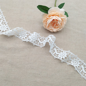 Ribete de encaje guipur bordado con flores blancas de 4 cm de ancho para vestido, borde decorativo elegante hecho a mano - Product Image 5