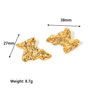 Pendientes de tuerca martillados exagerados de acero inoxidable chapado en oro de 18 quilates con diseño irregular, rayas y acabado esmerilado para mujer - Product Image 2