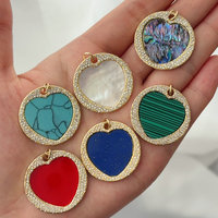 2026 Breloques rondes micro-pavées en zircon plaqué or, pendentifs cœur en coquillage et pierres naturelles assorties, accessoires de bijouterie de mode, vente en gros