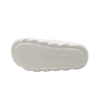 Pantoufle de maison pour dame vente chaude pantoufles en laine pour femmes jolies chaussures d'intérieur confortables antidérapantes chaussures d'hiver douce lumière chaude OEM - Product Image 4