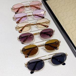 Gafas de Sol Metálicas Retro Ovaladas Miao Family, Montura Dorada, Protección UV400, Gafas de Sol de Moda para Mujer - Product Image 2