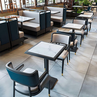 Ensemble de mobilier de café-restaurant, canapé en cuir de café avec cadre en métal et tables carrées en marbre assorties