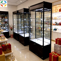 Vitrine de présentation moderne de luxe sur mesure avec mur en verre trempé, éclairage LED, cadre en aluminium, construction robuste pour usage commercial