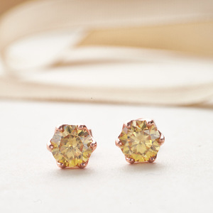 ต่างหูเงินแท้ 925 ชุบทองคำขาว ไม่ก่อให้เกิดอาการแพ้ ประดับด้วยพลอยมอยส์ซาไนต์สีเหลืองทรงกลม 2 กะรัต คุณภาพ VVS GRA - Product Image 3