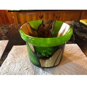 Bol en résine de qualité supérieure, mettant en valeur la texture du bois naturel et le flux artistique de la résine, parfait pour la décoration de table et une utilisation fonctionnelle - Product Image 4