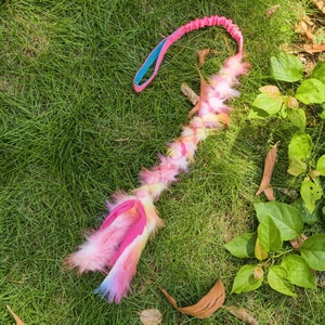 Juguete de Peluche para Mascotas de Piel Sintética Ecológica de Alta Calidad en Color Arcoíris, Juguete Interactivo para Exteriores con Bungee Elástico para Perros Grandes - Product Image 5