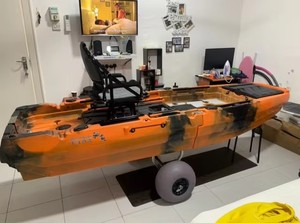 เรือคายัคตกปลาแบบนั่งบน ขนาด 9.5 ฟุต (2.9 เมตร) ผลิตจากพลาสติก HDPE แบบ Rotomolded สำหรับนักตกปลาและเล่นเซิร์ฟ พร้อมการรับประกัน 3 ปี ออกแบบสำหรับ 1 คน - Product Image 3