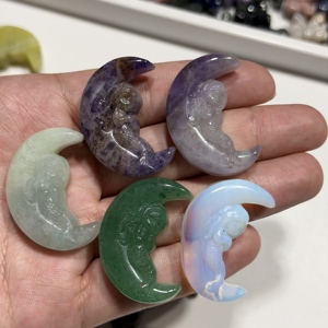 Ciondolo all'ingrosso in cristallo naturale grezzo, a forma di luna crescente, intagliato a sirena, con gemme multiple, pietra curativa fantasy, regalo celestiale - Product Image 1
