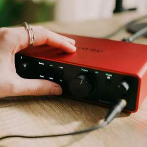 Accessoire d'Instrument de Musique Focusrite Scarlett pour <span class=keywords><strong>Carte</strong></span> <span class=keywords><strong>Son</strong></span> <span class=keywords><strong>2i2</strong></span> Quatrième Génération pour la Production de Livres Audio et l'Enregistrement - Product Image 4