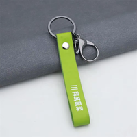 Porte-clés en sangle de nylon imprimée sur mesure avec languette en cuir cousue pour les marques de fitness, les articles promotionnels de gym et l'usage quotidien