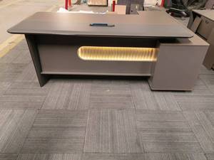 Escritorio Ejecutivo de Oficina Moderno y Lujoso de Madera de Nogal con Panel de PVC de 1.8m 2.0m, Modelo YD319 de YIFA <span class=keywords><strong>FURNITURE</strong></span>, Nuevo en 2026 - Product Image 2