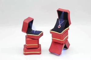 Caja de joyería lacada roja de lujo, estuche lacado para boda, caja para anillos y colgantes con luz LED - Product Image 2