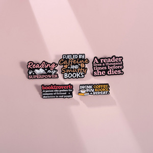 Épinglette en émail personnalisée « Un lecteur vit mille vies avant de mourir » |   Badge métallique personnalisé pour les amoureux des livres, fabriqué en usine depuis plus de 20 ans - Product Image 5