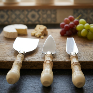 Ensemble de 3 couteaux en bambou TerraCraft avec manches en résine aux tons terreux, planche à fromage en bois d'acacia, kit de luxe pour cadeaux et réceptions - Product Image 1